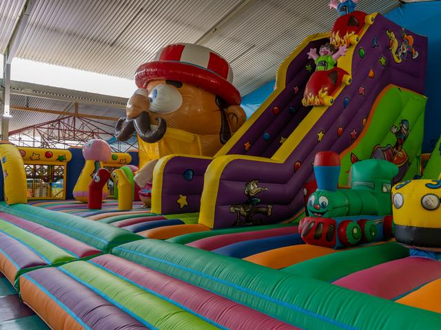 Hüpfburg-Landschaft – Indoor-Spielplatz Kid’s World Saarlouis