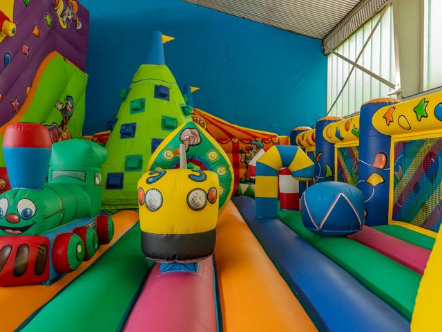 Hüpfburg-Zug – Indoor-Spielplatz Kid’s World Saarlouis