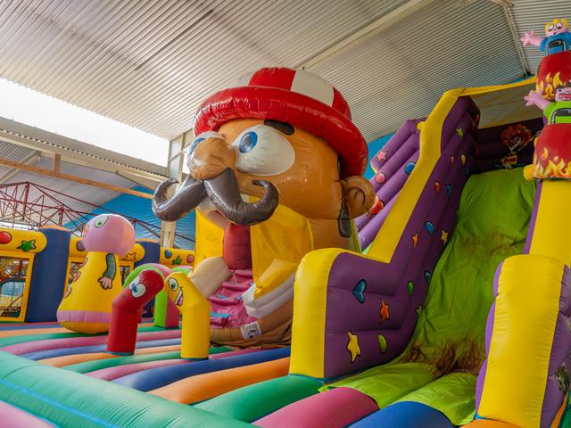 Hüpfburg mit Riesenrutsche – Indoor-Spielplatz Kid’s World Saarlouis
