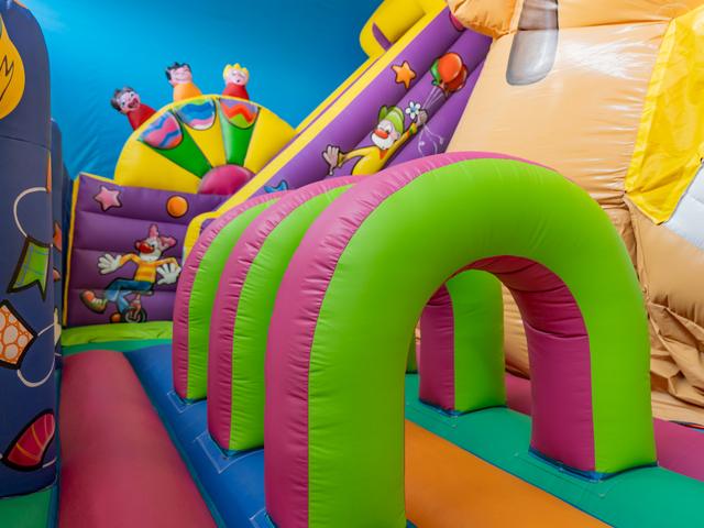 Bunte Hüpfburg-Bögen – Indoor-Spielplatz Kid’s World Saarlouis