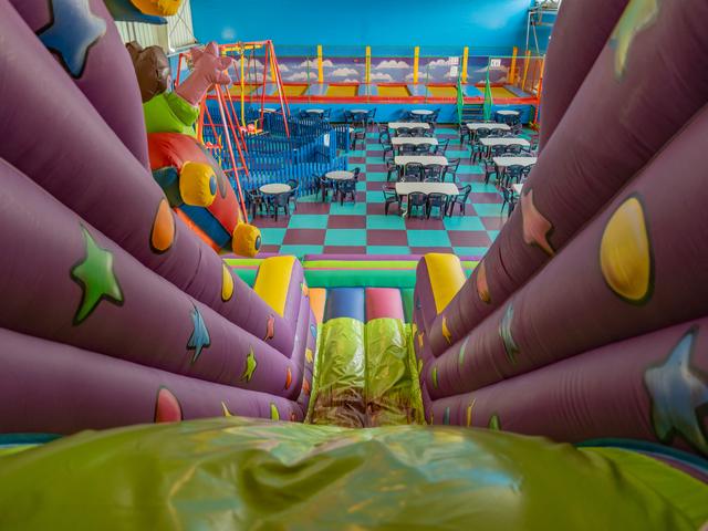 Blick die Rutsche hinunter – Indoor-Spielplatz Kid’s World Saarlouis