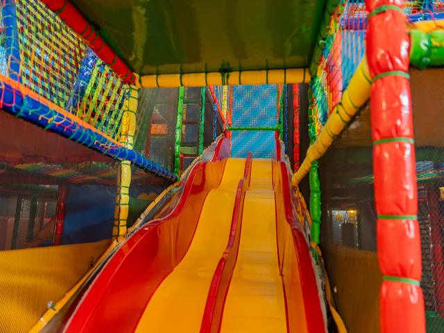 Rutsche in der Kletterwelt – Indoor-Spielplatz Kid’s World Saarlouis