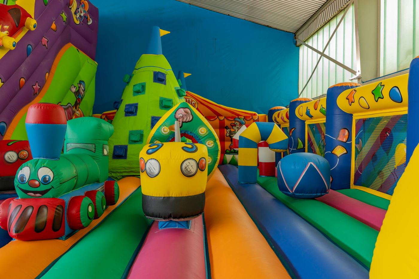 Hüpfburg-Landschaft in der Kid's World Saarlouis