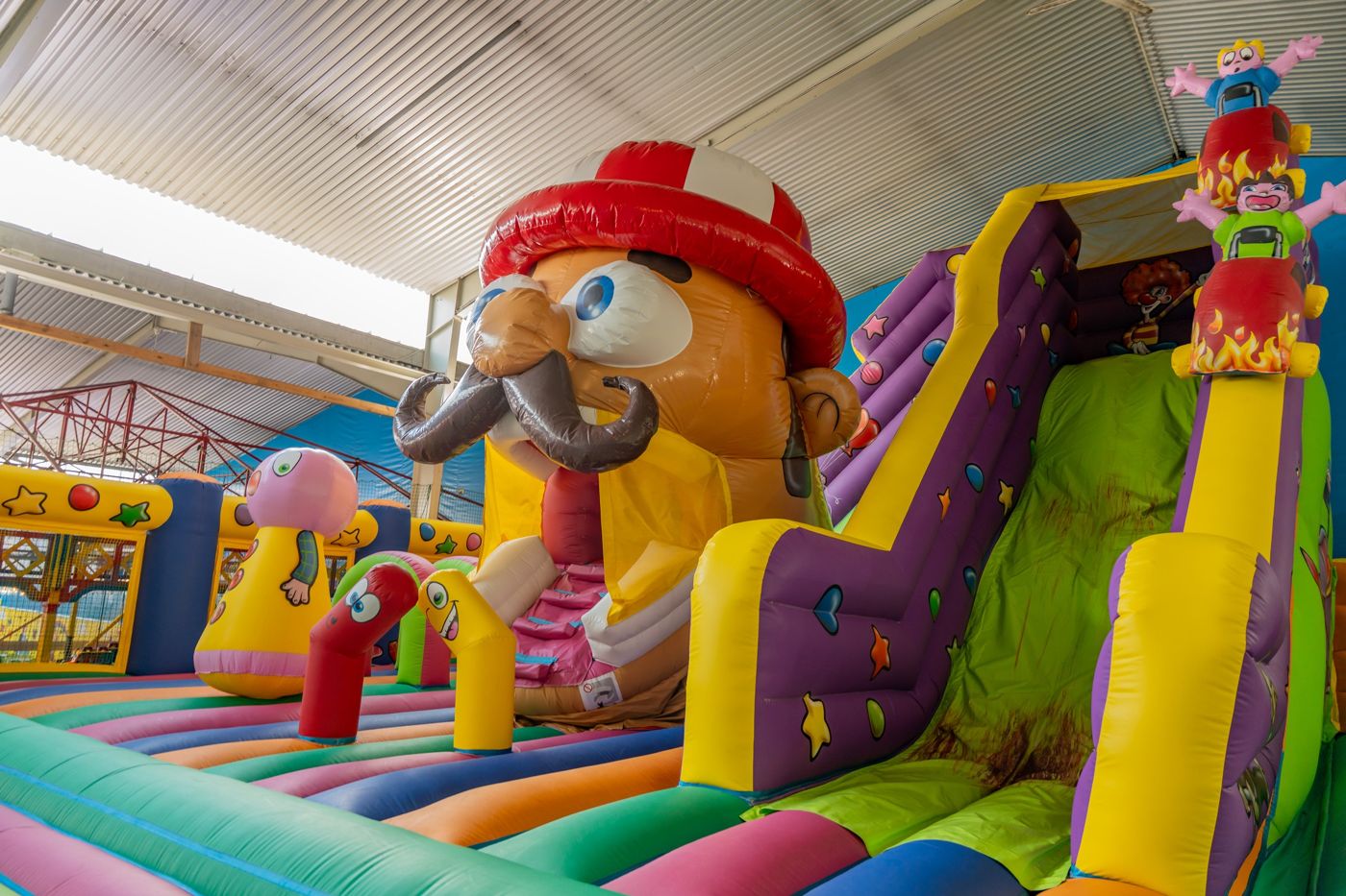 Riesige Hüpfburg mit Rutsche im Indoor-Spielplatz Saarlouis